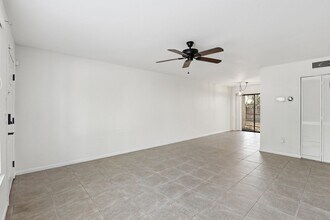 2300 SW 43rd St in Gainesville, FL - Foto de edificio - Building Photo