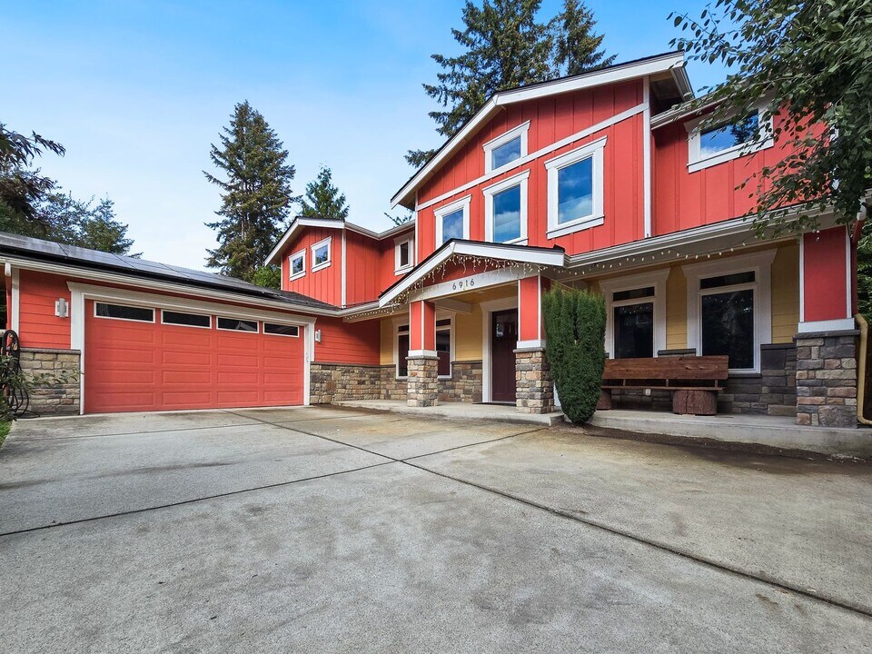6916 125th Ave NE in Kirkland, WA - Building Photo