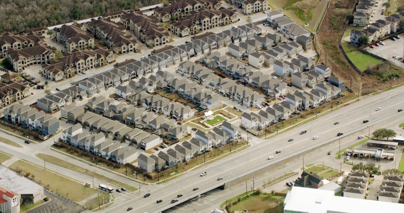 Avondale on Main Street in Houston, TX - Building Photo