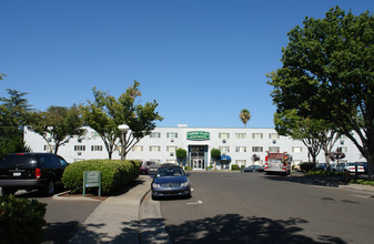 Garden Plaza Apartments in Sacramento, CA - Foto de edificio - Building Photo