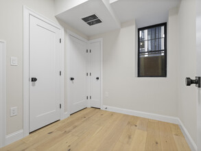 48 Woodward St, Unit R in Boston, MA - Foto de edificio - Building Photo
