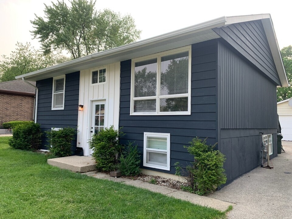 70 Walnut Ct in Mundelein, IL - Building Photo