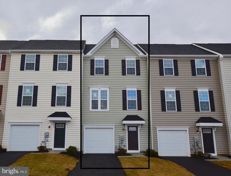 30 Quebec Ct in Falling Waters, WV - Building Photo