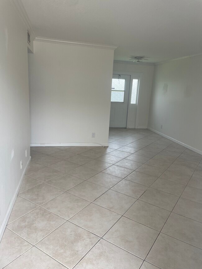 8 SE 19th Ave, Unit 2 in Pompano Beach, FL - Building Photo - Building Photo
