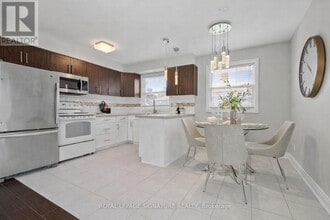 621 Wychwood St in Oshawa, ON - Building Photo - Building Photo