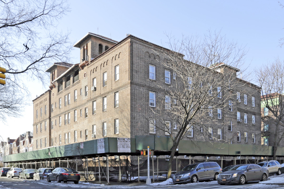 34-10 84th Street in Flushing, NY - Building Photo