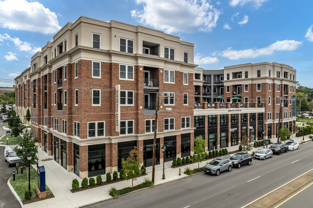 The Crest at Westhampton Commons in Richmond, VA - Building Photo