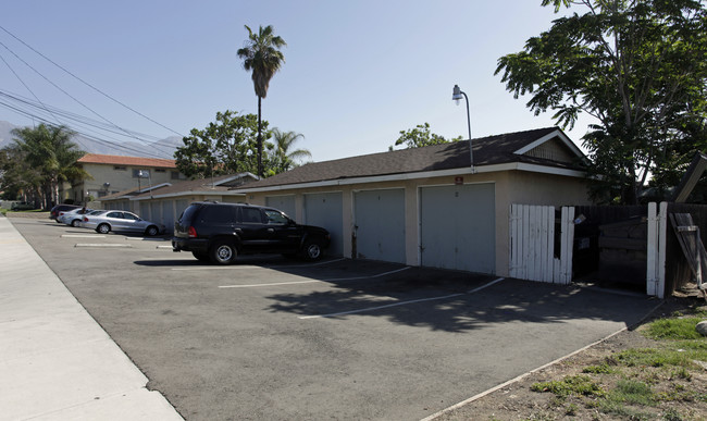 102-110 N 13th Ave in Upland, CA - Foto de edificio - Building Photo