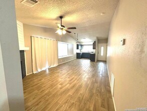 10015 Amber Field Dr in San Antonio, TX - Building Photo - Building Photo