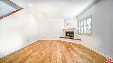 1521 S Hayworth Ave-Unit -102 in Los Angeles, CA - Building Photo - Building Photo