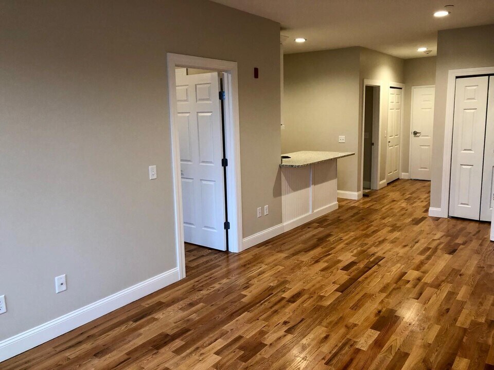 157 Harding St, Unit 305 in Worcester, MA - Building Photo