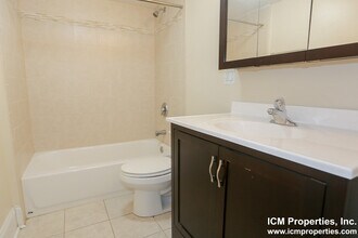 861 W Lill Ave, Unit 873-B1 in Chicago, IL - Foto de edificio - Building Photo