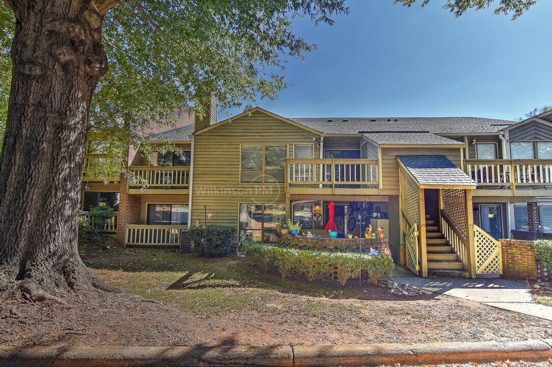 1612 Sharon Rd W-Unit -70 in Charlotte, NC - Building Photo