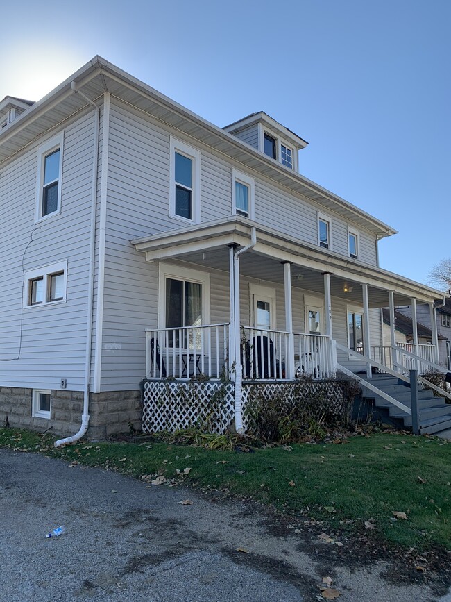 403 E 5th St in Sterling, IL - Foto de edificio - Building Photo