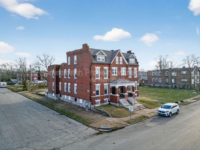 2100 Adelaide Ave in St. Louis, MO - Building Photo - Building Photo