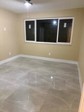 2336 NW 35th St, Unit rear in Miami, FL - Building Photo - Building Photo