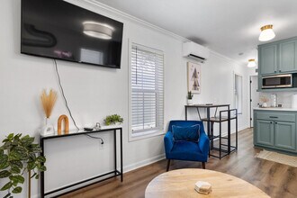 1911 Government St in Ocean Springs, MS - Building Photo - Building Photo