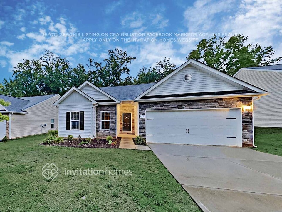 6302 Sydney Mae Ln in Charlotte, NC - Building Photo
