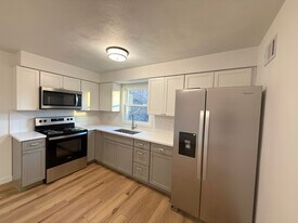 730 E Shore Dr in Pekin, IL - Building Photo