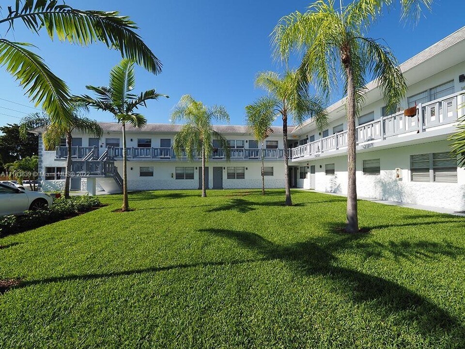 1045 NE 39th Dr-Unit -12 in Oakland Park, FL - Building Photo