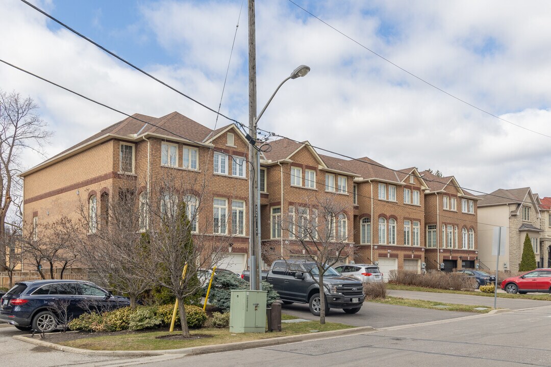 8 Hycrest Av in Toronto, ON - Building Photo