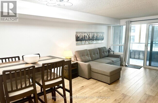 104-270-270 Wellington St W in Toronto, ON - Building Photo - Building Photo
