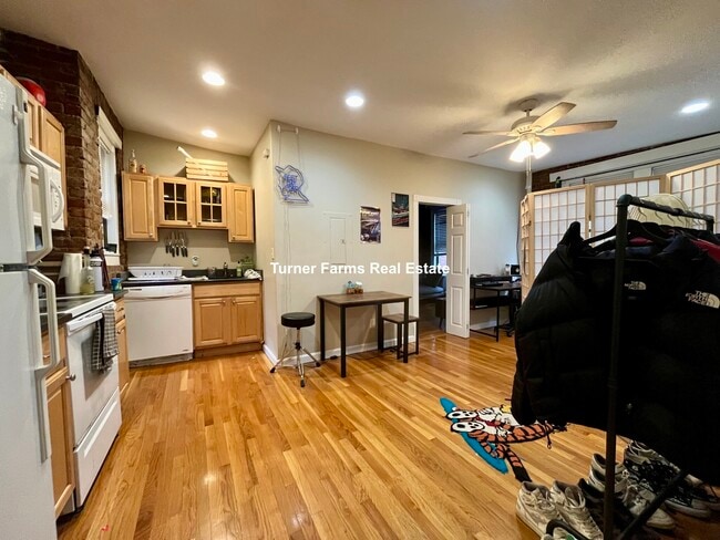 65 Burbank St, Unit 15 in Boston, MA - Foto de edificio - Building Photo