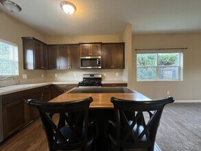 362 NW 6th Ave in Canby, OR - Building Photo - Building Photo