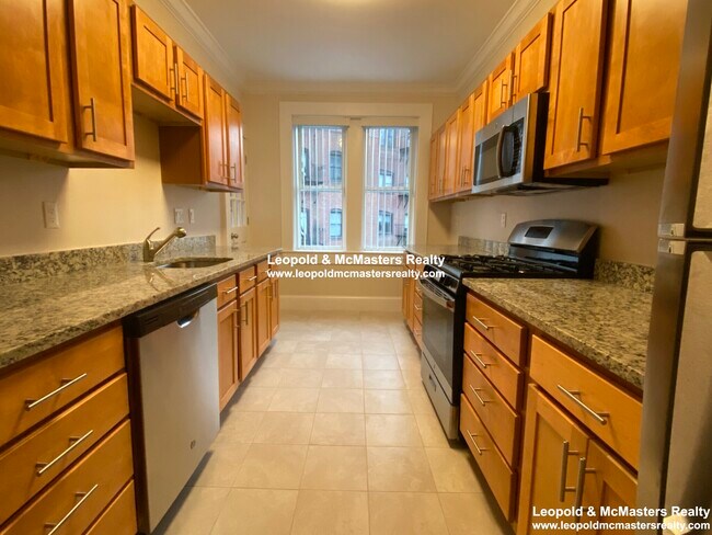 17 Short St, Unit 3 in Brookline, MA - Foto de edificio - Building Photo