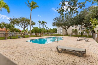 6065 NW 186th St, Unit 300 in Hialeah, FL - Building Photo - Building Photo