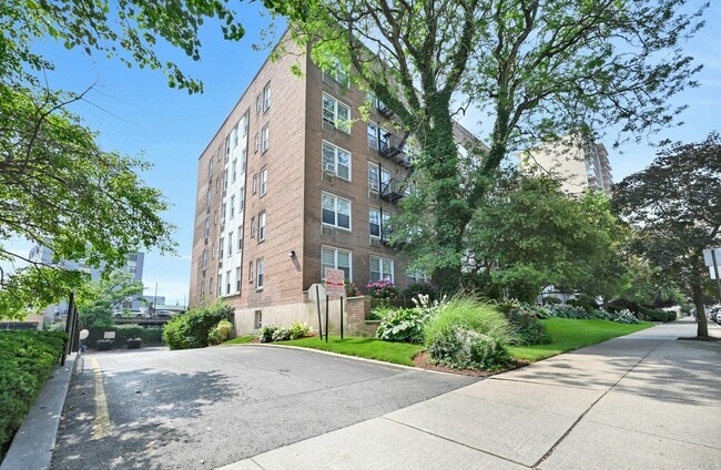2160 Center Ave in Fort Lee, NJ - Building Photo - Building Photo