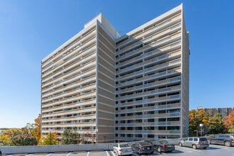 Alexandria Knolls West in Alexandria, VA - Foto de edificio - Building Photo