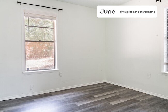 Private bedroom in 4 bed/1 bath Home in Austin, TX - Building Photo - Building Photo