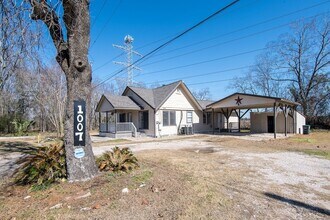 1007 E Main St in Tomball, TX - Building Photo - Building Photo