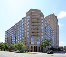 11 Thorncliffe Park Dr in Toronto, ON - Building Photo - Building Photo