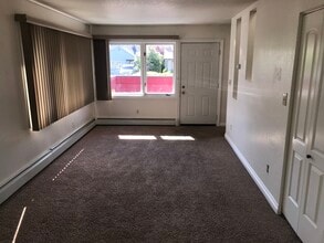 3309 Oregon Dr, Unit A in Anchorage, AK - Foto de edificio - Building Photo