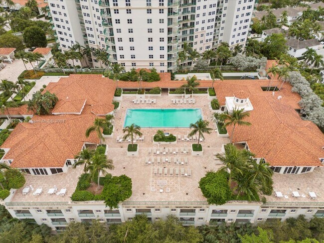 20000 E Country Club Dr in Aventura, FL - Building Photo - Building Photo