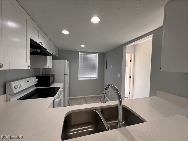 1017 Pine Isle Ln in Naples, FL - Foto de edificio - Building Photo