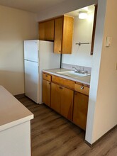 1215 Pioneer St in Philomath, OR - Foto de edificio - Building Photo