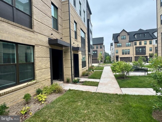 5030 Longmire Wy in Chantilly, VA - Foto de edificio - Building Photo