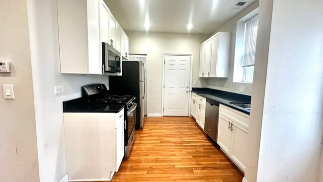 1145 W Lunt Ave in Chicago, IL - Foto de edificio - Building Photo