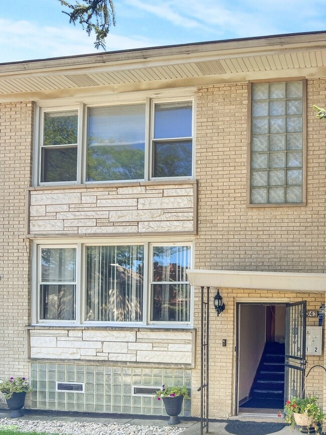 property at 5043 W Cornelia Ave