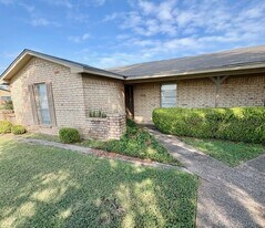 100-102-102 W Gruver Cir in Hewitt, TX - Building Photo