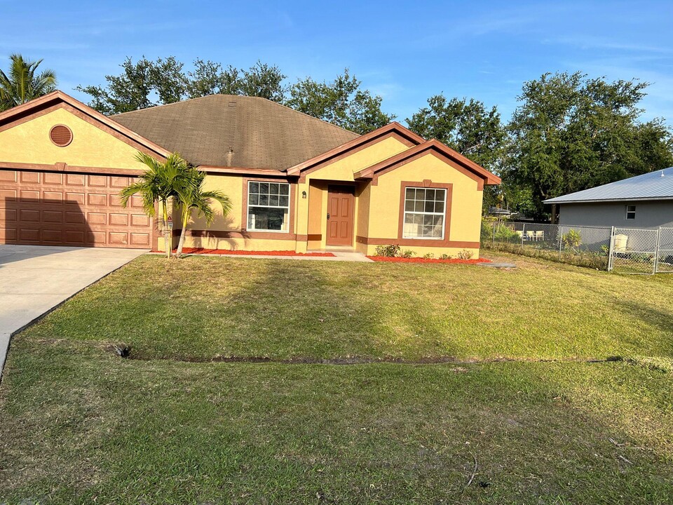 123 NW Dorchester St in Port St. Lucie, FL - Building Photo