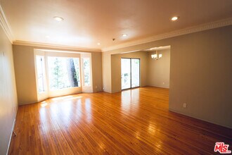 9066 Shoreham Dr in West Hollywood, CA - Building Photo - Building Photo