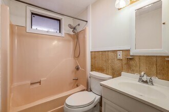 8 Leonard Dr in Southborough, MA - Building Photo - Building Photo