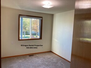 2511 NE 161st Ave in Portland, OR - Foto de edificio - Building Photo