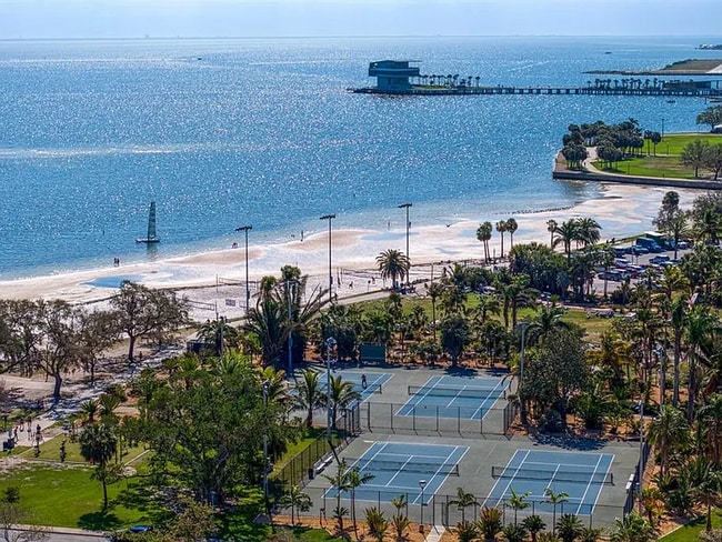 1200 N Shore Dr NE in St. Petersburg, FL - Foto de edificio - Building Photo