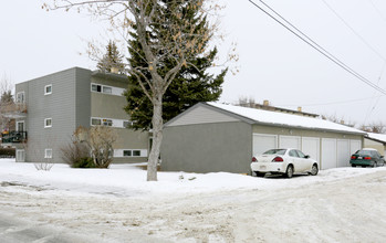 2736 40th St SW in Calgary, AB - Building Photo - Building Photo