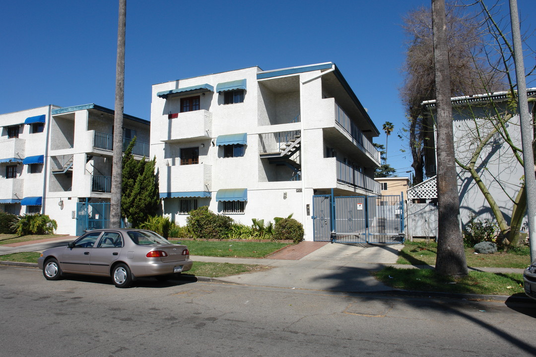 14323 Haynes St in Van Nuys, CA - Building Photo